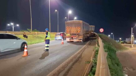Carreta carregada de soja fica parada e interdita faixa no Trevo do Roque