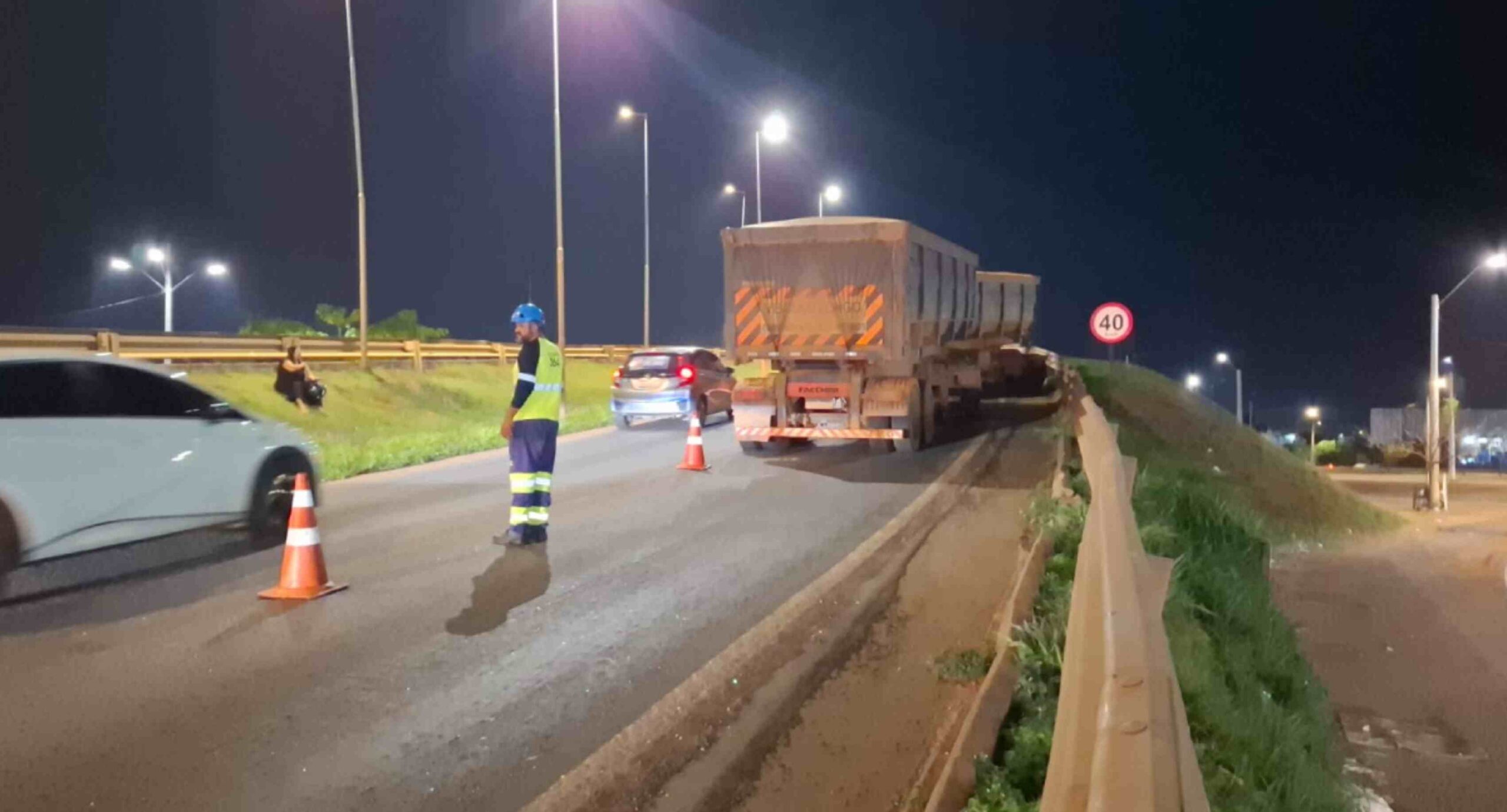 Carreta carregada de soja fica parada e interdita faixa no Trevo do Roque