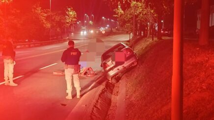 Carro sai da pista e sobe ribanceira após acidente na BR-364