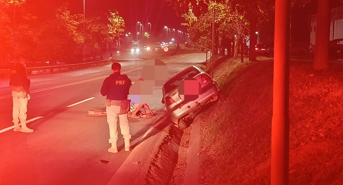 Carro sai da pista e sobe ribanceira após acidente na BR-364
