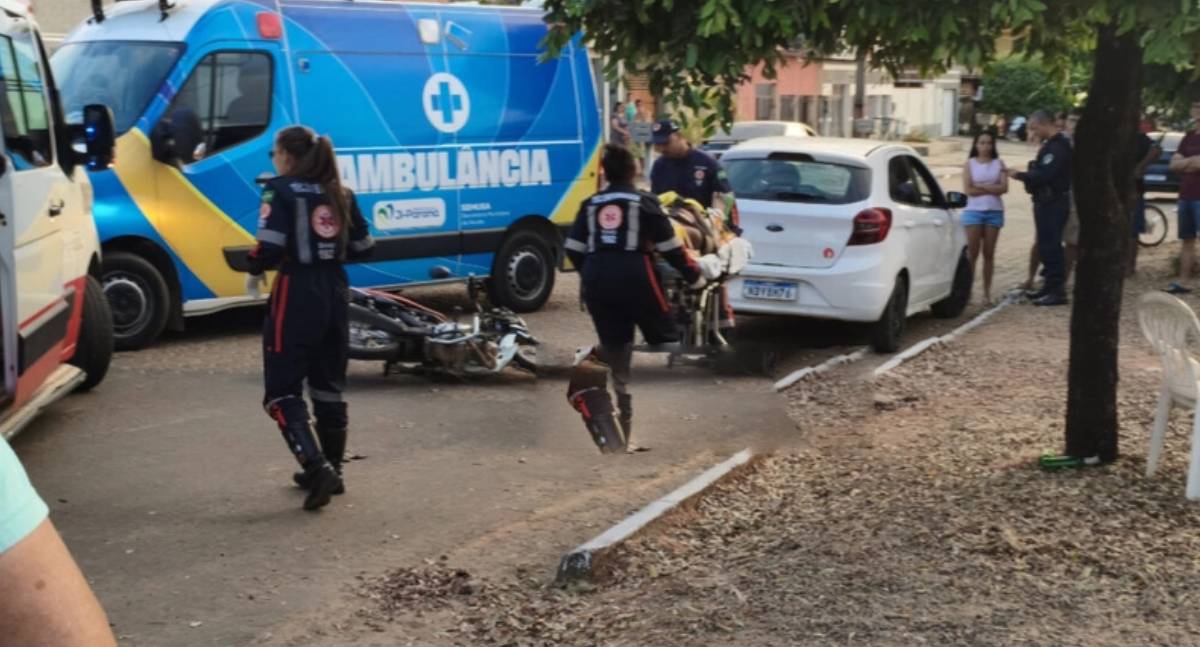 Casal sofre fraturas após motoneta avançar preferencial e colidir com carro no Segundo Distrito