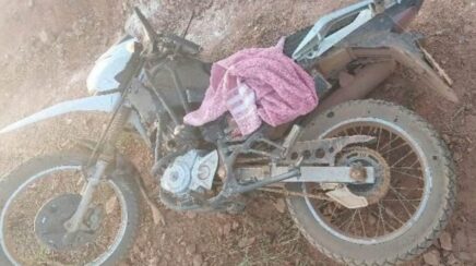 Colisão entre caminhonete e moto deixa três feridos na rodovia RO-473