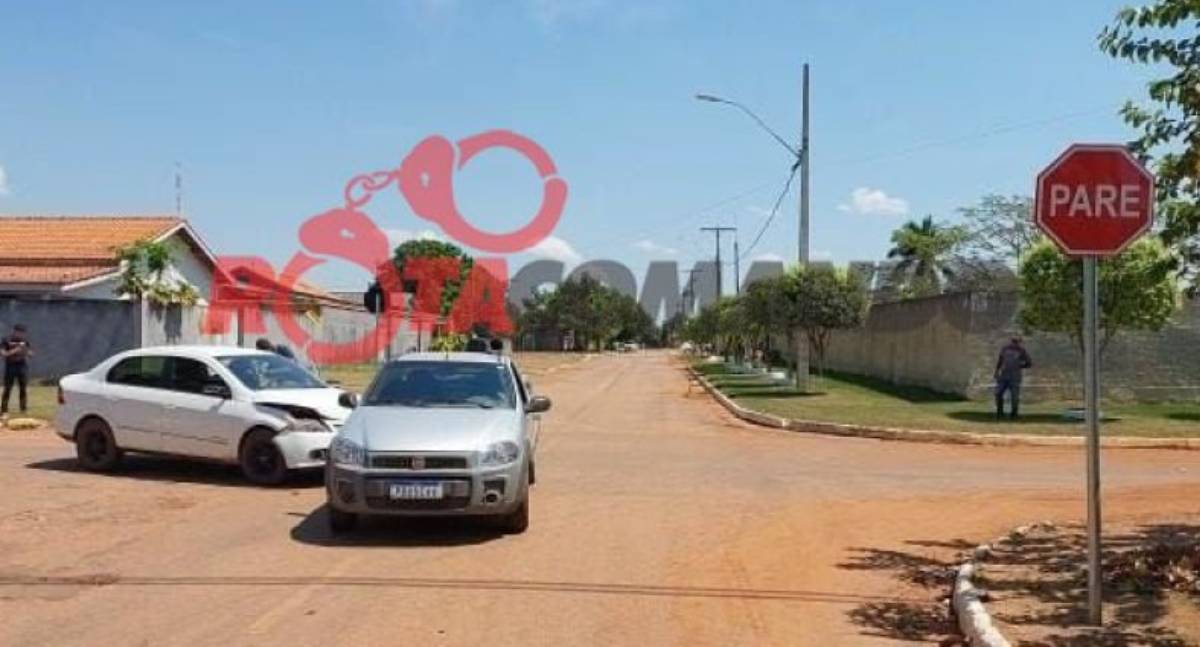 Colisão entre carros é registrada na Avenida Tiradentes em RO
