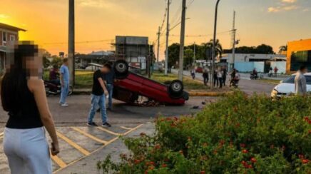 Colisão entre carros termina com veículo capotado em cruzamento em RO