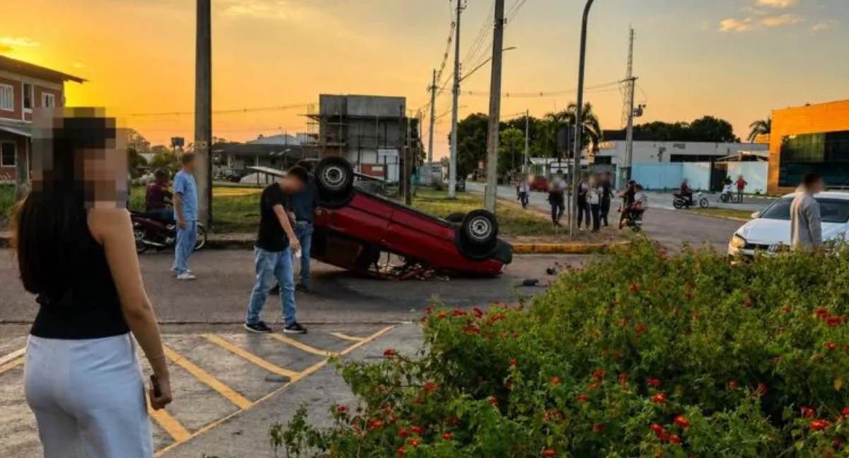 Colisão entre carros termina com veículo capotado em cruzamento em RO