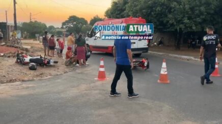 Colisão entre duas motocicletas deixa dois feridos no cruzamento da Rua Goiânia com a Rua T-24 em RO