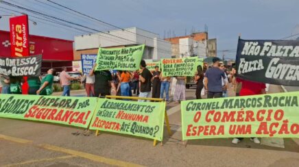Comerciantes realizam protesto pacífico por segurança no cruzamento da Carlos Gomes em Porto Velho