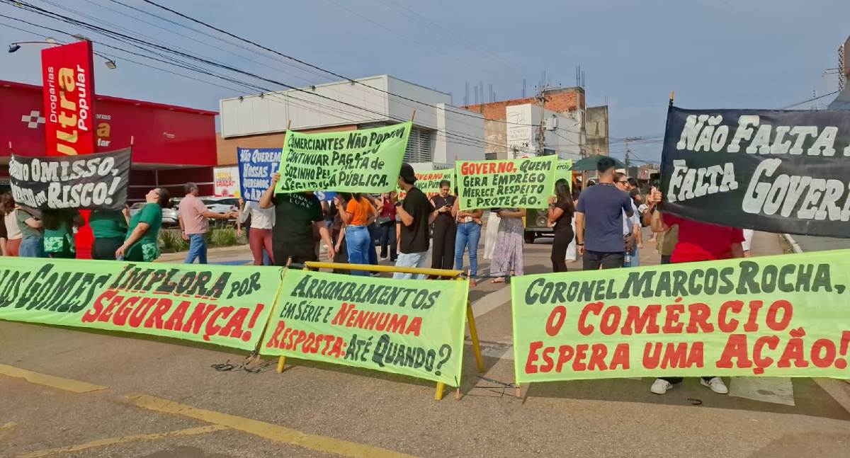 Comerciantes realizam protesto pacífico por segurança no cruzamento da Carlos Gomes em Porto Velho