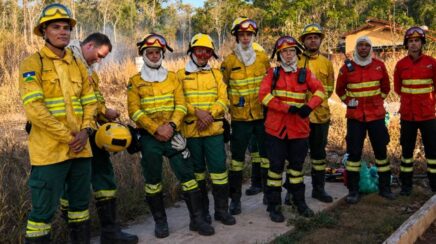 Corpo de Bombeiros e brigadistas combatem incêndio em vegetação de difícil acesso em RO