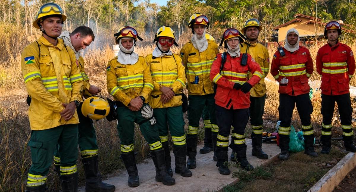 Corpo de Bombeiros e brigadistas combatem incêndio em vegetação de difícil acesso em RO