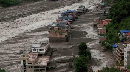 Desastre na fronteira entre Nepal e Tibete deixa pelo menos 95 mortos e centenas de desaparecidos após enchentes