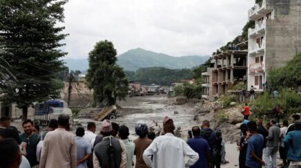 Desastre natural no Nepal e na China deixa mais de mil desaparecidos e centenas de mortos após enchente catastrófica