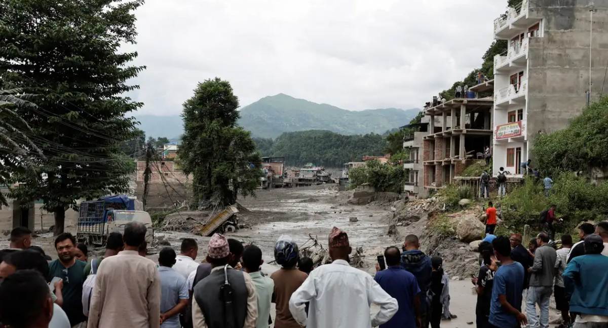 Desastre natural no Nepal e na China deixa mais de mil desaparecidos e centenas de mortos após enchente catastrófica