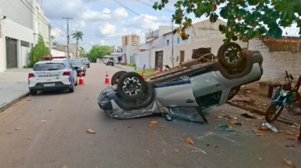 Duas crianças ficam feridas em capotamento após colisão no bairro São João Bosco em Porto Velho