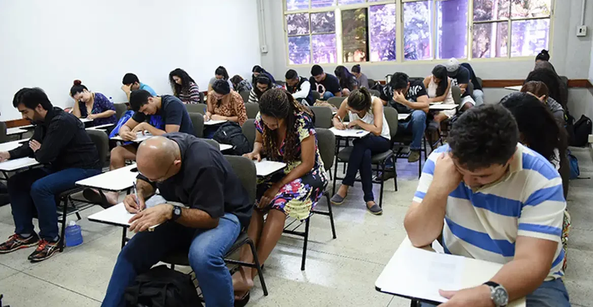 Encceja 2026 tem provas aplicadas neste domingo em todo o país
