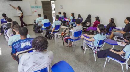 Estudantes do programa Pé-de-Meia com frequência escolar mínima começam a receber nova parcela