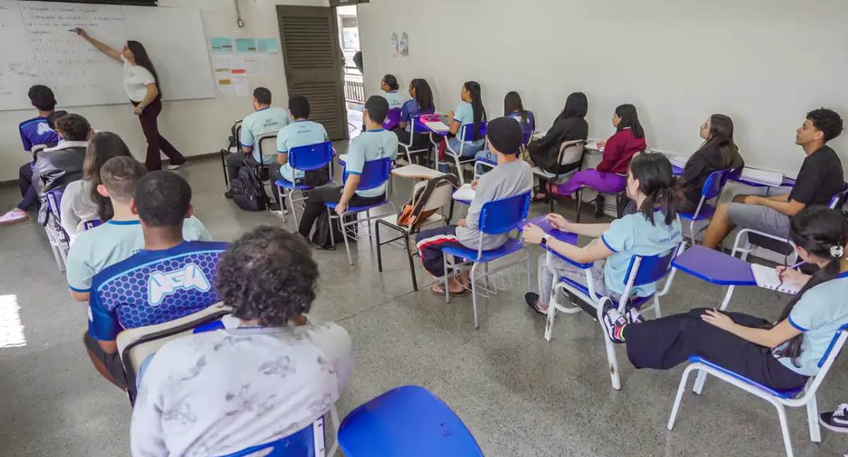 Estudantes do programa Pé-de-Meia com frequência escolar mínima começam a receber nova parcela