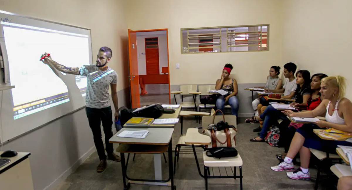 Estudantes nascidos em maio e junho recebem nova parcela do programa Pé-de-Meia