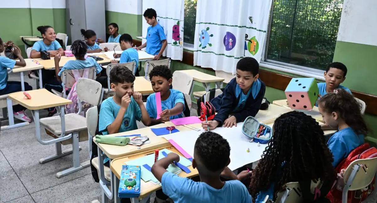 Estudo aponta que ensino médio em tempo integral reduz desigualdades e impulsiona desempenho escolar no Brasil