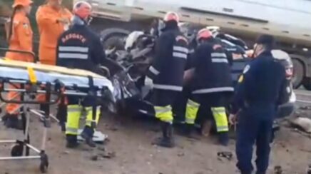 Grave acidente entre carro e carreta deixa quatro mortos e feridos na BR-364