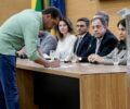 Hildon assina Pacto pela Educação e promete levar programa premiado para todo o Estado