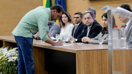 Hildon assina Pacto pela Educação e promete levar programa premiado para todo o Estado