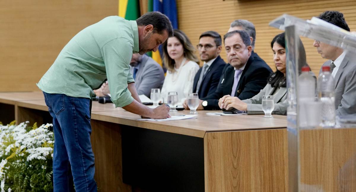 Hildon assina Pacto pela Educação e promete levar programa premiado para todo o Estado