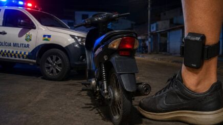 Homem com tornozeleira eletrônica é flagrado com porção de crack durante abordagem policial em RO