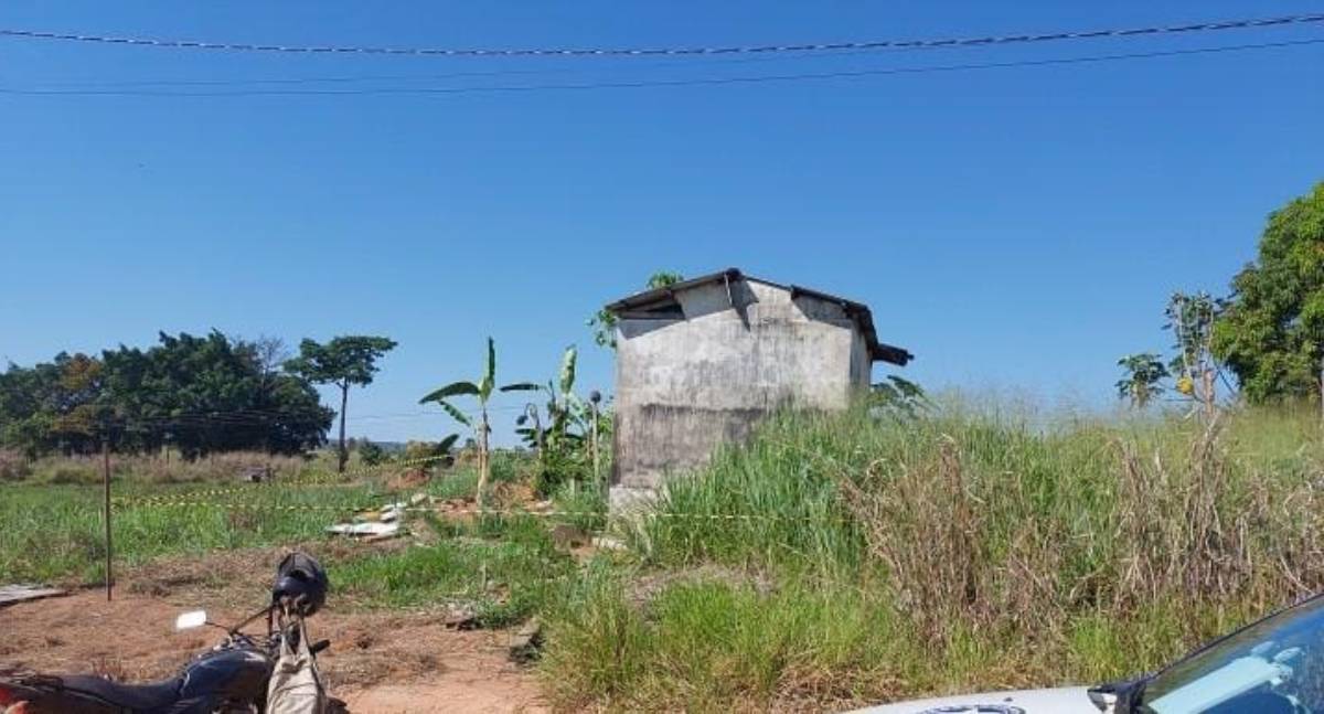 Homem é encontrado morto com sinais de violência em antiga quadra em RO