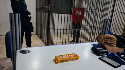 Homem é preso em flagrante ao furtar pacote de doce em supermercado na capital