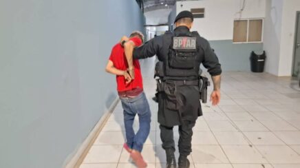 Homem em surto invade residências, pula telhado e danifica cerca elétrica durante fuga em RO