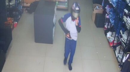 Loja é assaltada por quatro criminosos e moto é abandonada em fuga em Porto Velho
