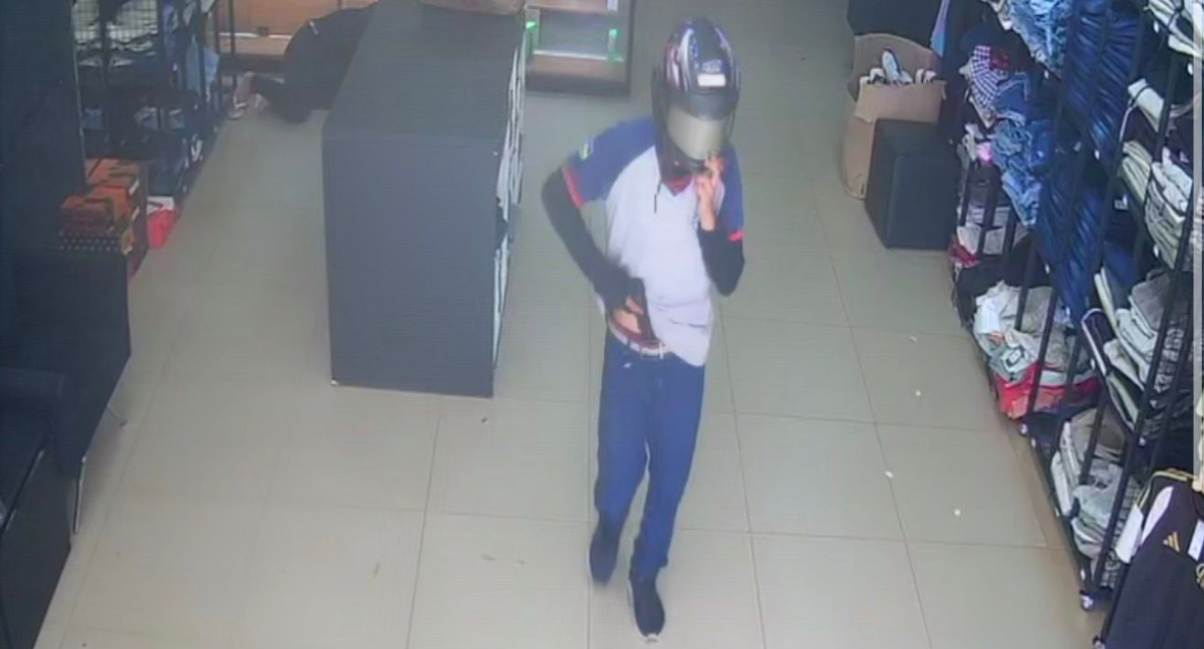Loja é assaltada por quatro criminosos e moto é abandonada em fuga em Porto Velho