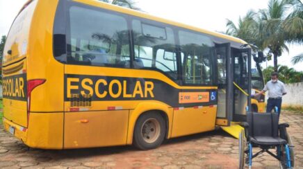Micro-ônibus entregue por Mariana Carvalho atende APAE de Vilhena