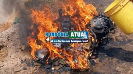 Motocicleta pega fogo após colisão com carro em cruzamento de RO