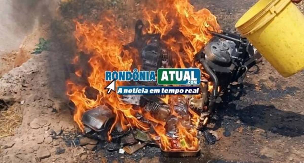 Motocicleta pega fogo após colisão com carro em cruzamento de RO
