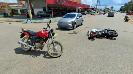 Acidente grave entre carro e moto deixa motociclista ferido em avenida de Vilhena