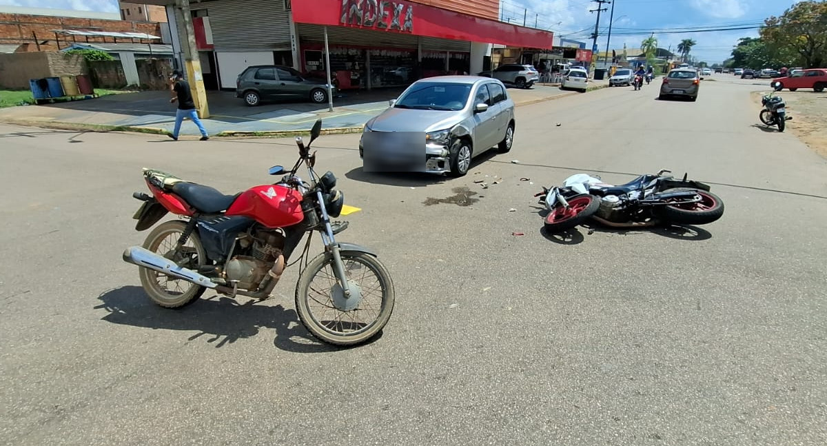 Acidente grave entre carro e moto deixa motociclista ferido em avenida de Vilhena