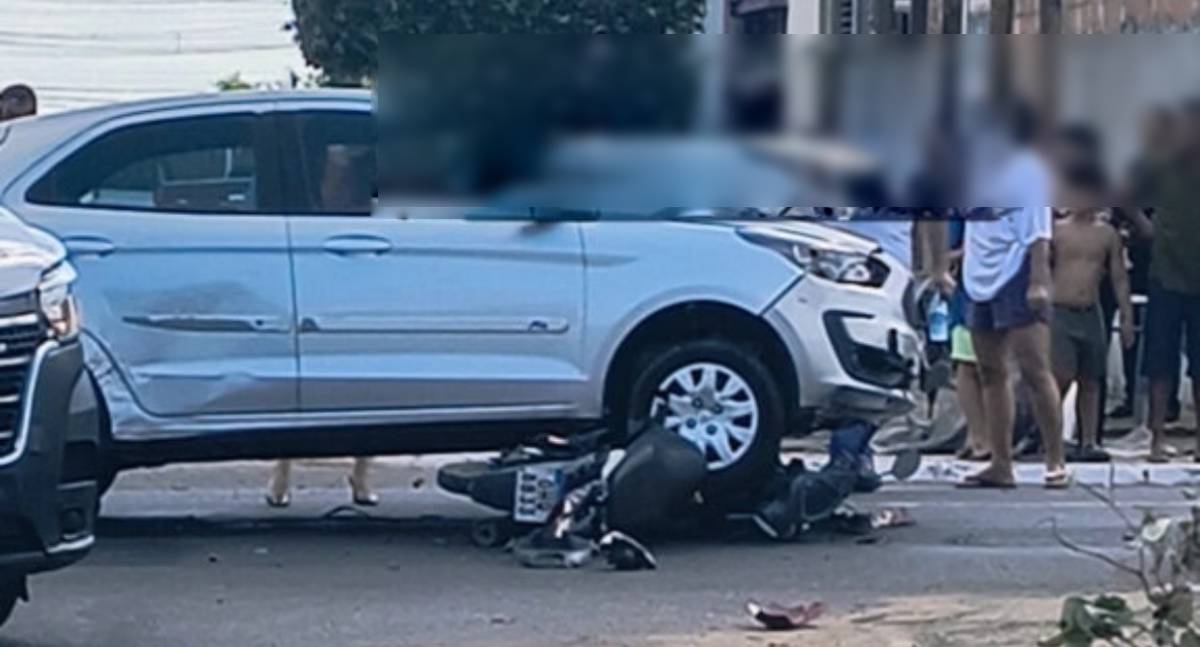 Motociclista fica ferida após carro invadir preferencial e atropelar moto em RO