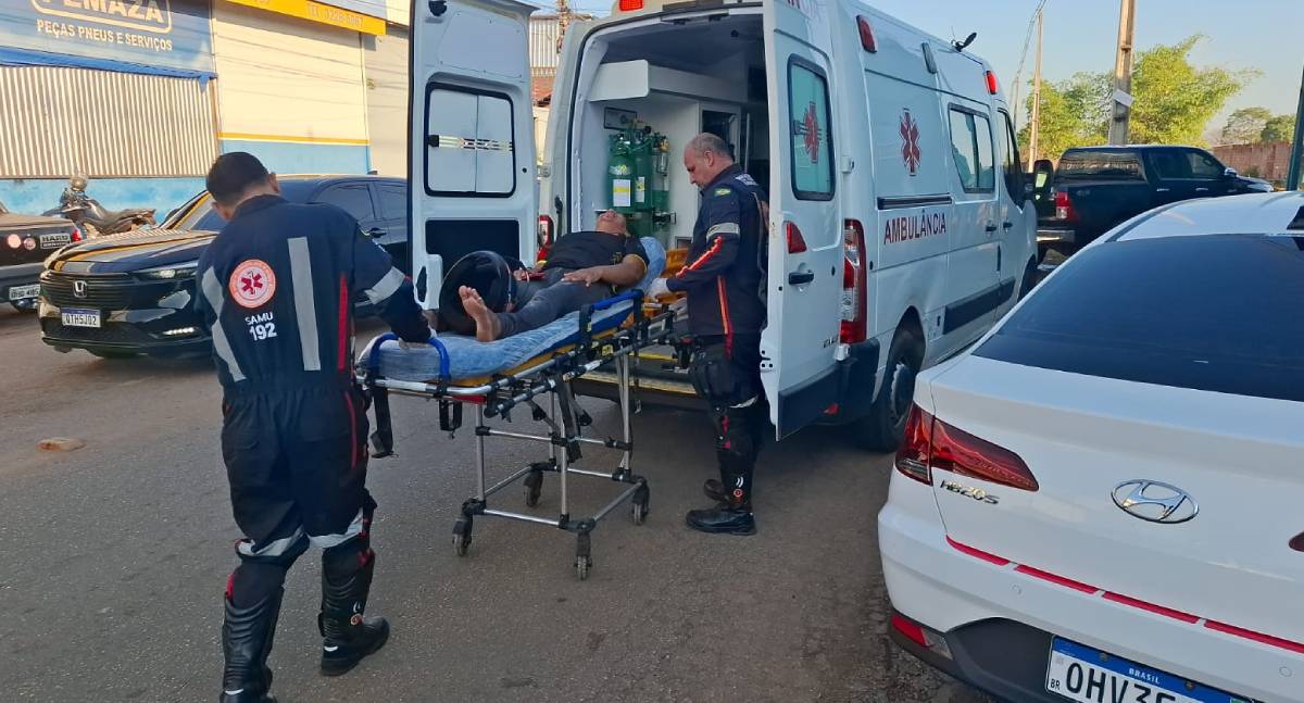 Motociclista fica ferida em colisão com HB20 após suspeita de avanço de sinal vermelho em Porto Velho