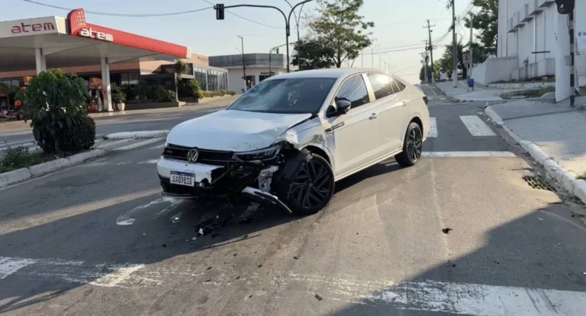 Colisão transversal entre carro e moto deixa motociclista ferida em cruzamento de RO