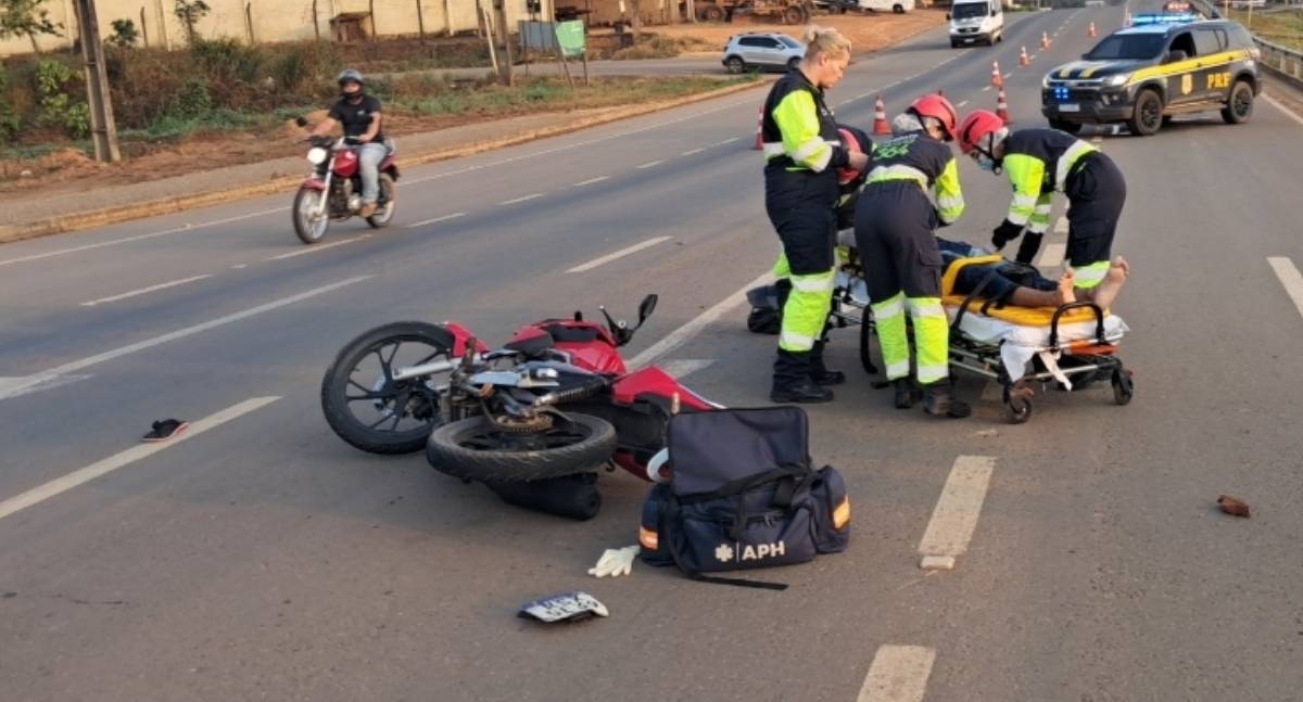 Motociclista fica ferido após colisão na BR-364