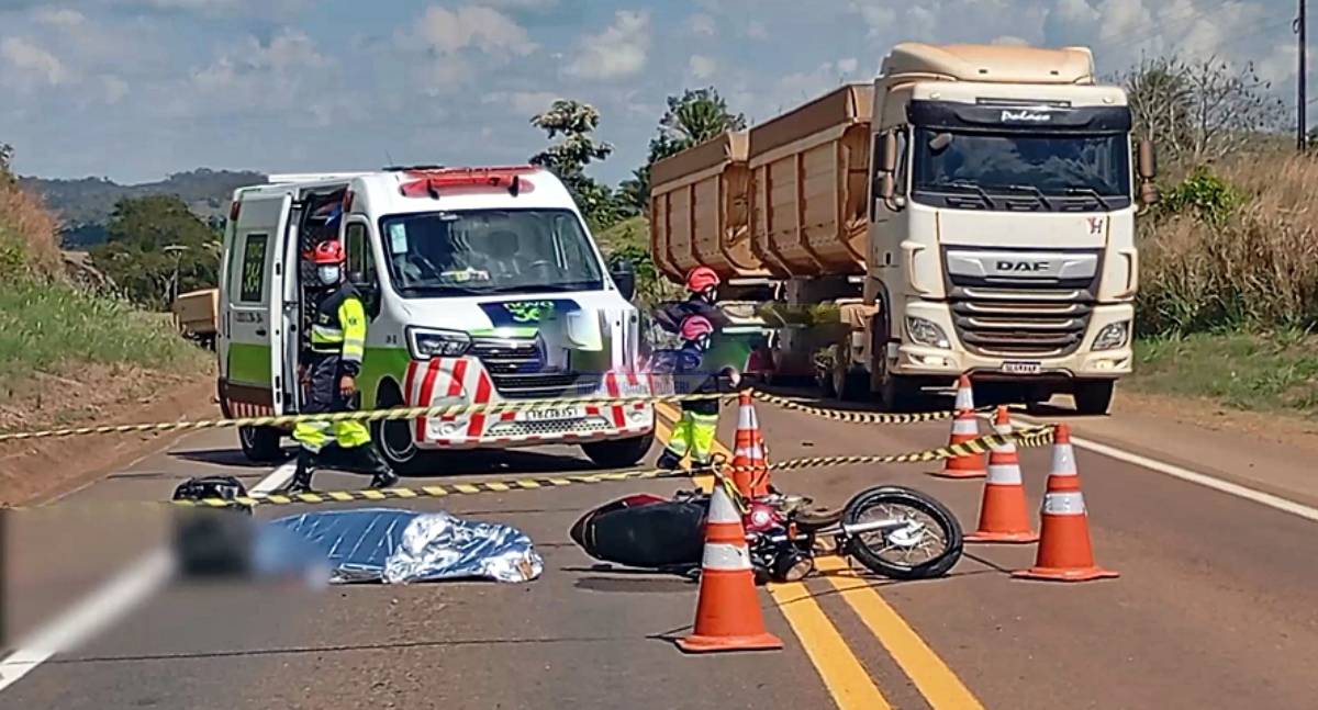 Motociclista morre em colisão frontal com caminhão após tentativa de ultrapassagem na BR-364