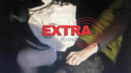 Motorista fica inconsciente após picape bater em caminhonete e muro em RO
