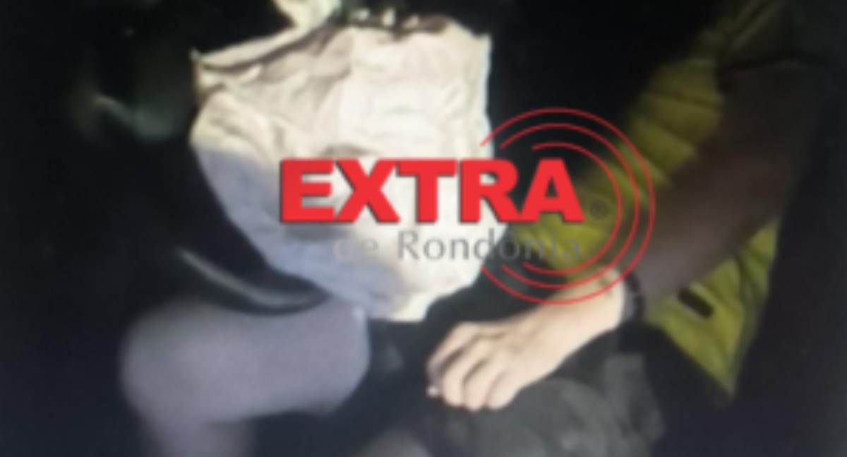 Motorista fica inconsciente após picape bater em caminhonete e muro em RO