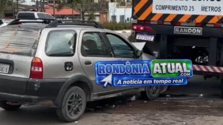Mulher fica ferida após carro colidir contra carreta estacionada na BR-364