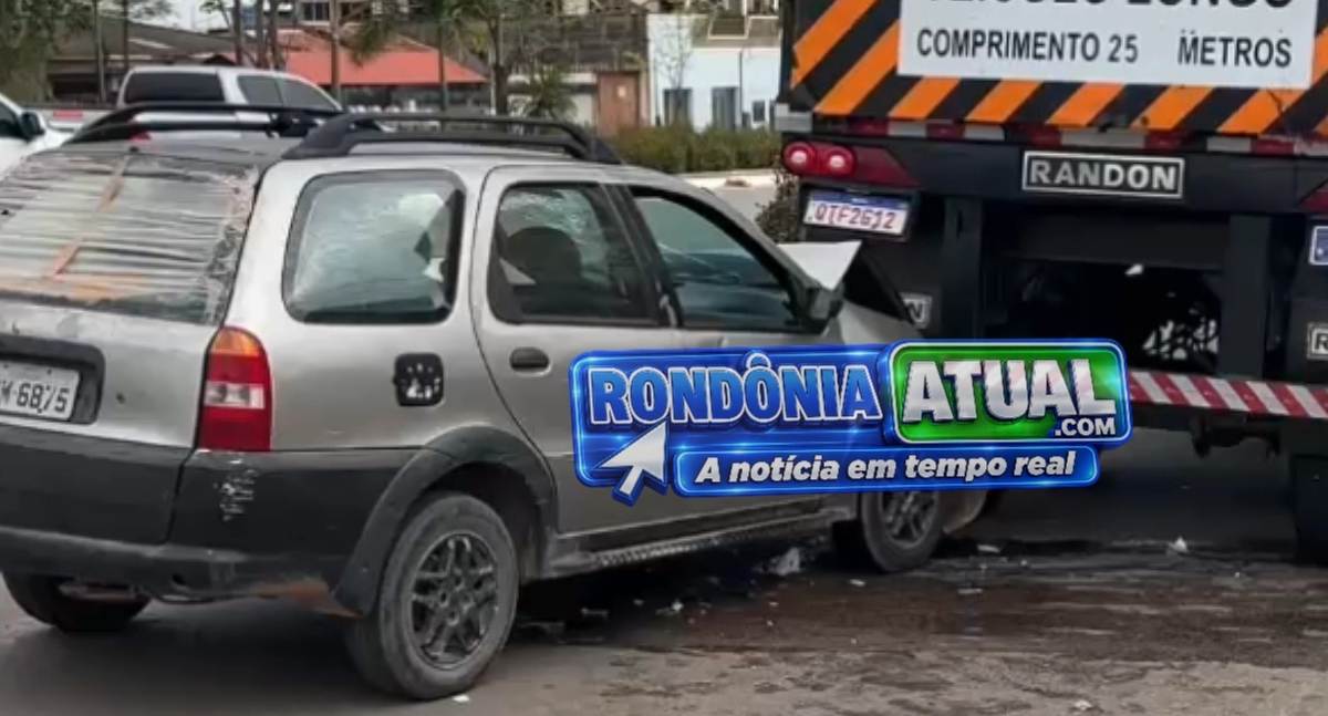 Mulher fica ferida após carro colidir contra carreta estacionada na BR-364