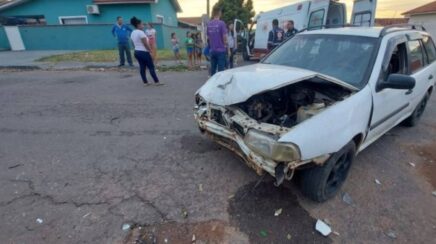 Mulher fica ferida após colisão entre dois carros no centro de Alvorada do Oeste
