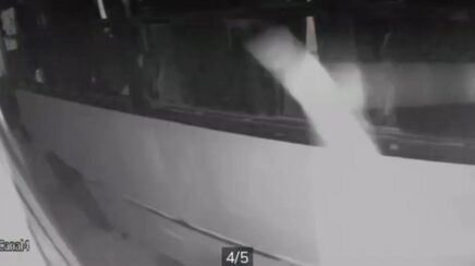 Ônibus bate contra muro de residência e atinge carro na região central de Porto Velho