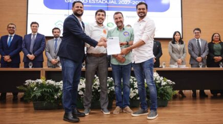 Pedro Abib assina ‘Pacto pela Educação’ e apresenta propostas para a rede de ensino